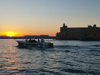 Tour in barca di 1 ora dell’isola di Ortigia e delle grotte marine